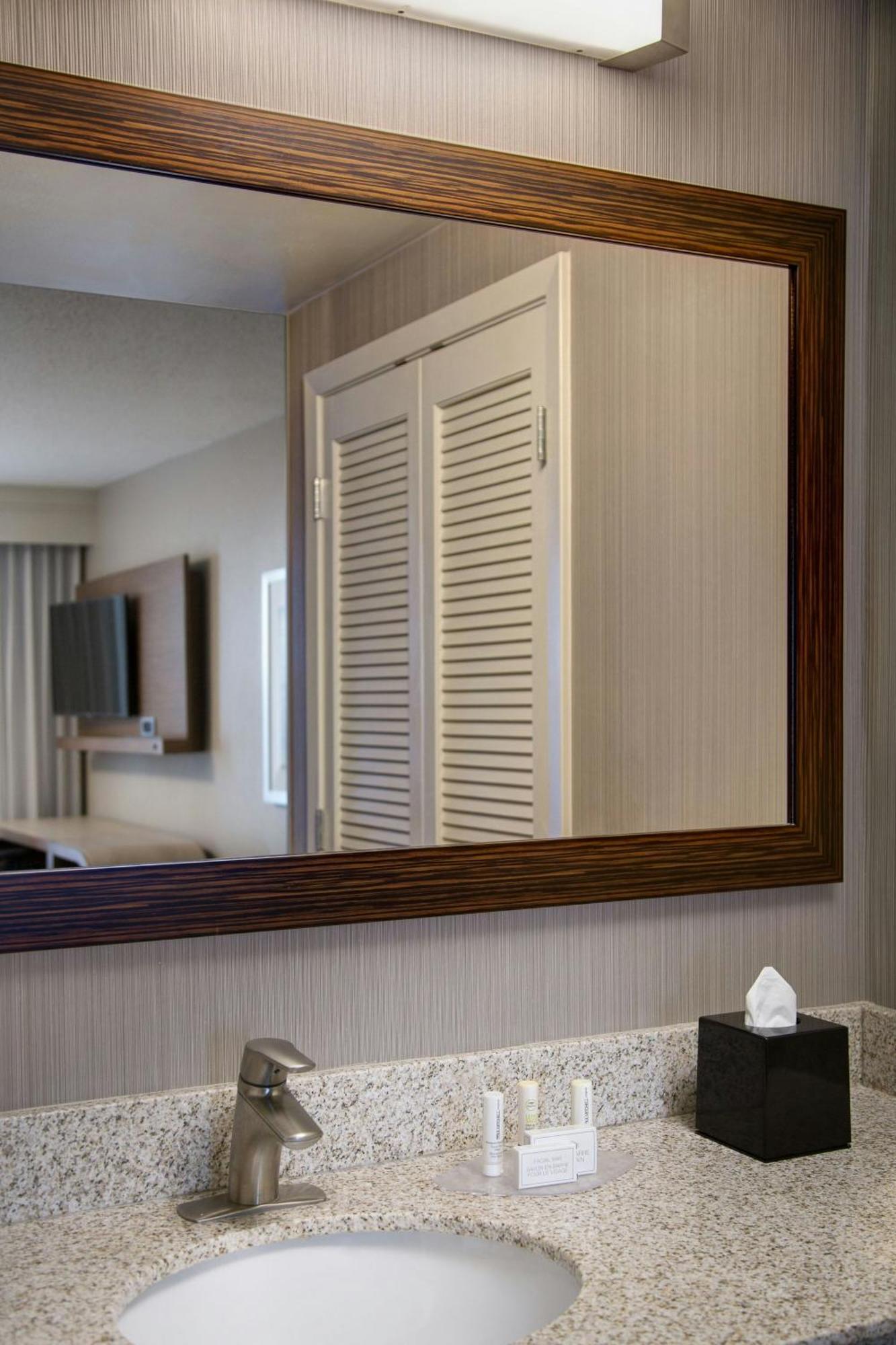 Отель Courtyard By Marriott New Orleans Warehouse Arts District Экстерьер фото