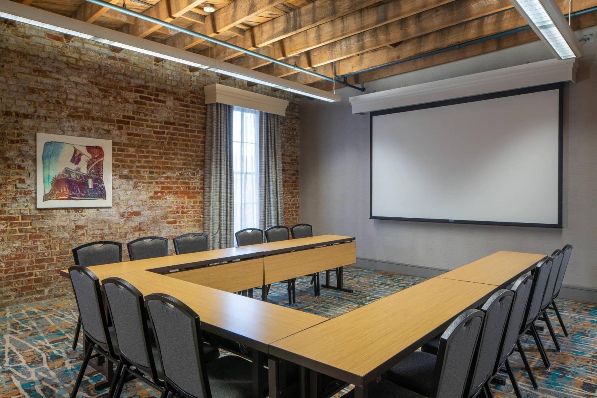 Отель Courtyard By Marriott New Orleans Warehouse Arts District Экстерьер фото