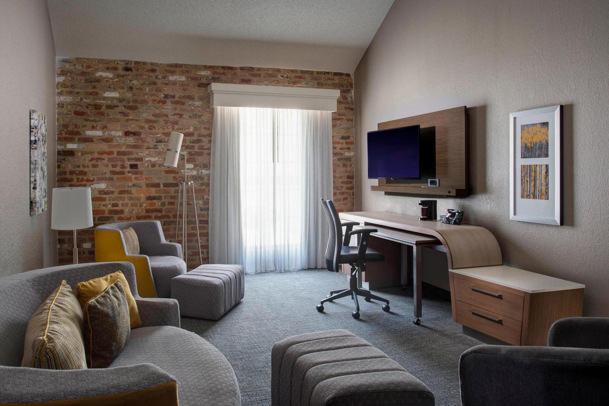 Отель Courtyard By Marriott New Orleans Warehouse Arts District Экстерьер фото