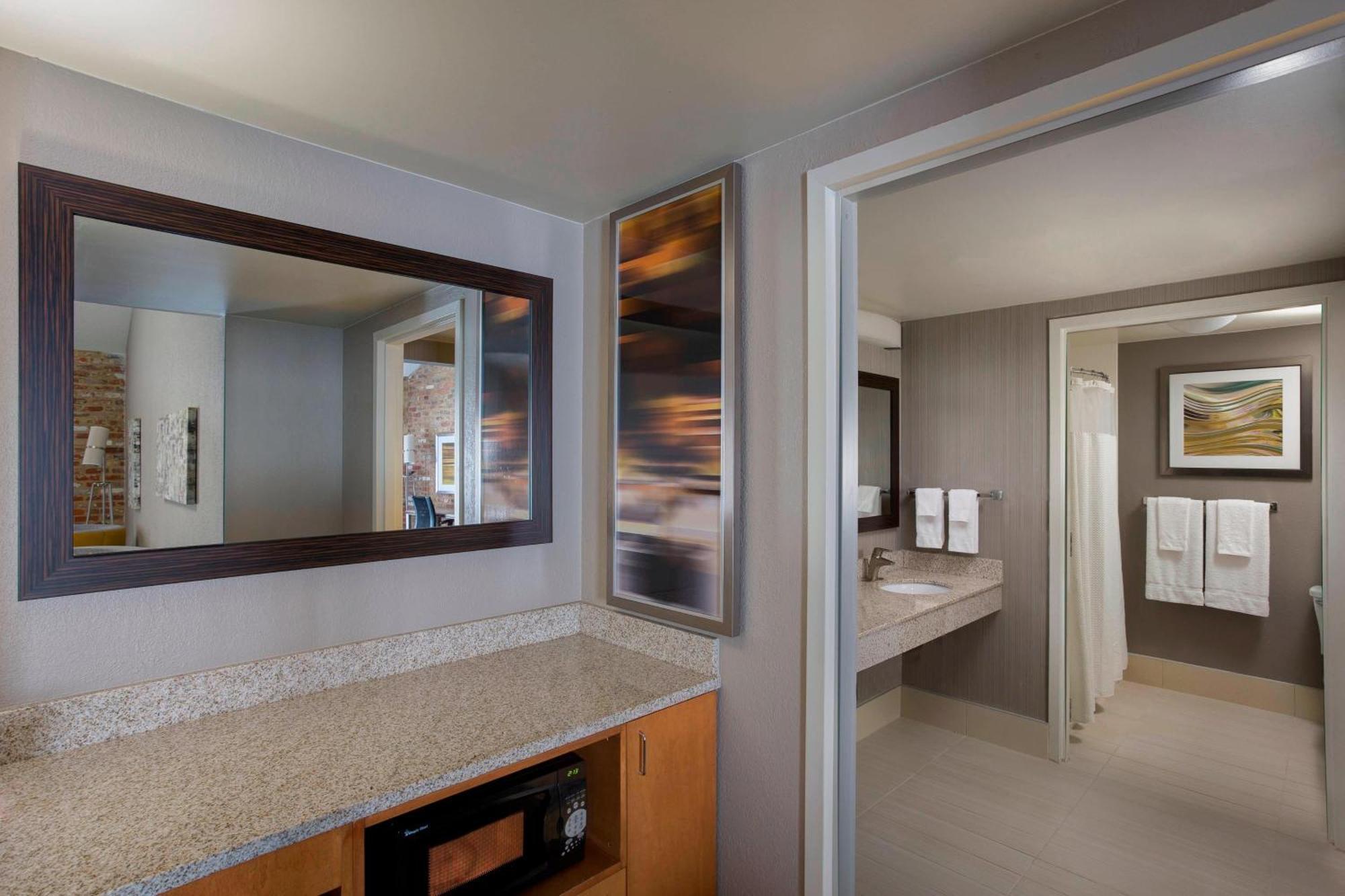 Отель Courtyard By Marriott New Orleans Warehouse Arts District Экстерьер фото