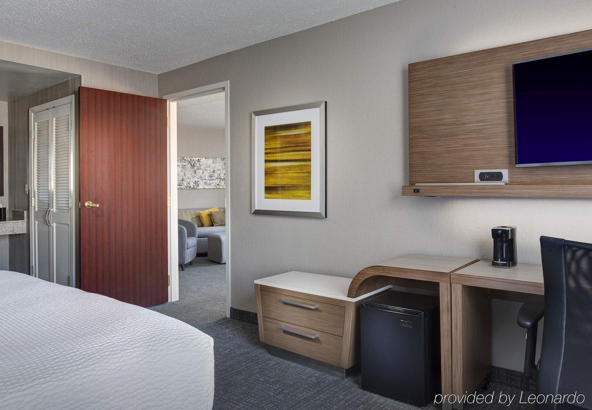 Отель Courtyard By Marriott New Orleans Warehouse Arts District Экстерьер фото