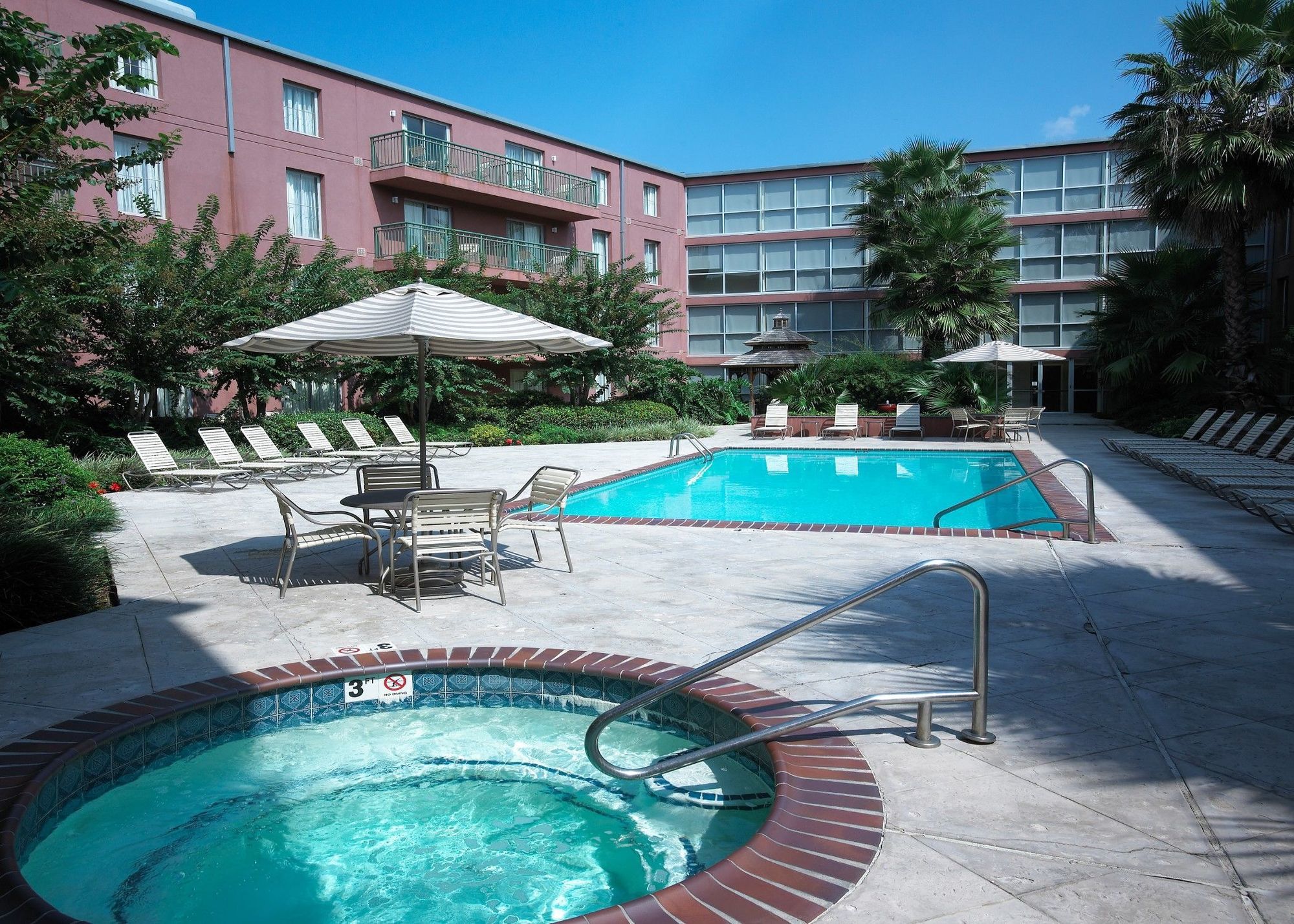 Отель Courtyard By Marriott New Orleans Warehouse Arts District Экстерьер фото